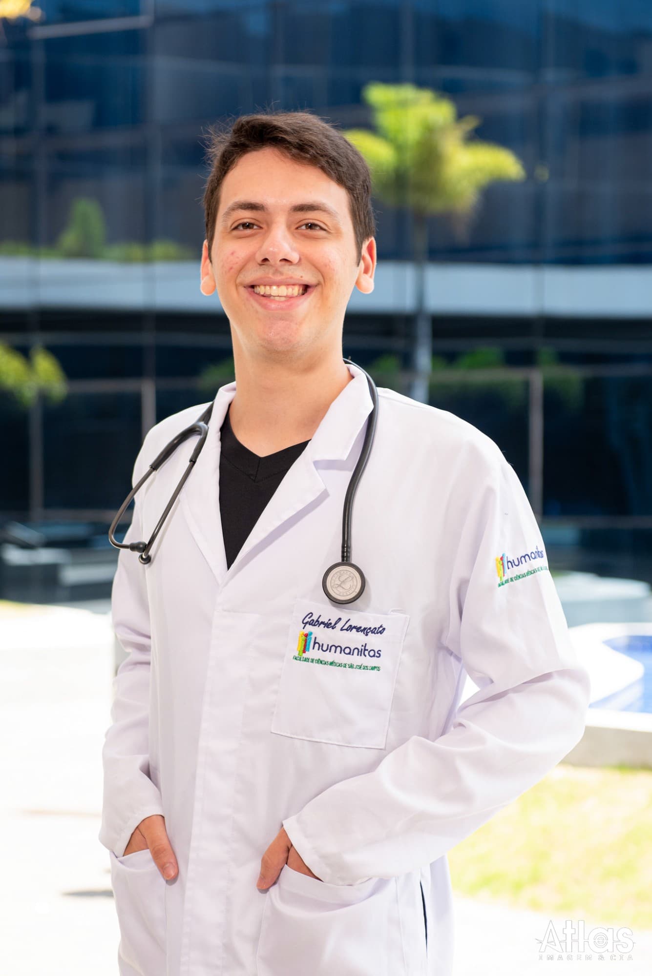 Gabriel Lorencato, de jaleco e estetoscópio, no campus da FCMSJC-Humanitas